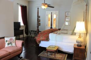 Llit o llits en una habitació de Grand Magnolia Ballroom & Suites