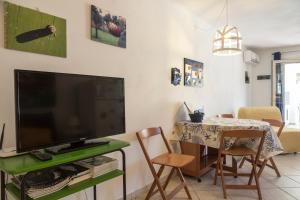 マリーナ・ディ・ラグーザにあるVilla Spadolaのリビングルーム(テレビ、テーブル、椅子付)