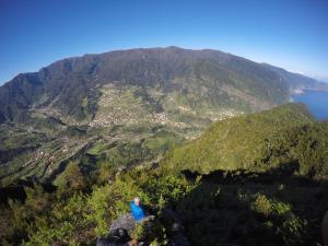 una persona sentada en la cima de una montaña en Pereira Place, en São Vicente