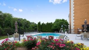 Vista de la piscina de Best Western Premier Rockville Hotel & Suites o d'una piscina que hi ha a prop