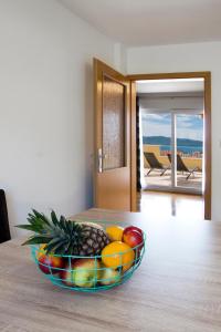 a bowl of fruit sitting on top of a table at Apartment Noel in Kaštela