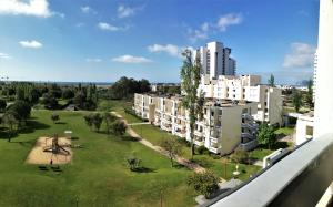 una vista aérea de un parque con edificios blancos en Troia MaisMais apartamento, en Tróia