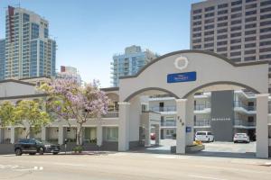 un edificio de hospital con un estacionamiento en una ciudad en Baymont by Wyndham San Diego Downtown, en San Diego