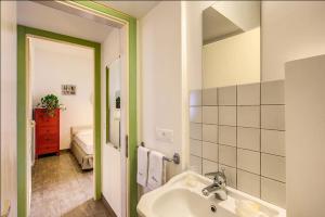 ローマにあるCuore di Florio Apartmentのバスルーム(洗面台、鏡付)