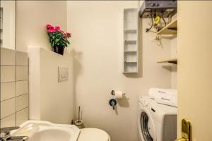 ローマにあるCuore di Florio Apartmentのバスルーム(トイレ、洗面台、洗濯機付)