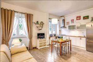 Kuchyňa alebo kuchynka v ubytovaní Cuore di Florio Apartment + 30 fotografií