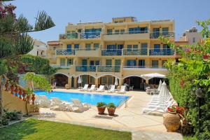 un hotel con piscina y un edificio en Petra Beach Hotel en Hersonissos