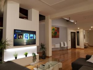 een woonkamer met een bank en een tv aan de muur bij Villa Montegolf in Telde