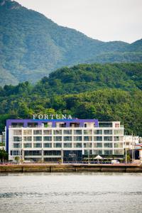 un hotel a orillas de un cuerpo de agua en Fortuna Hotel, en Tongyeong