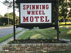 a sign on the side of a brick building at Spinning Wheel Motel in Baraboo