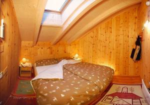 Säng eller sängar i ett rum på Camping Catinaccio Rosengarten