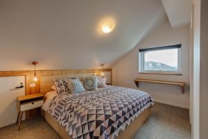 Ein Bett oder Betten in einem Zimmer der Unterkunft Le Chalets- King of the mountain- sleeps 18 by ABM