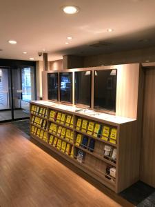 una habitación con un farmacéutico con estanterías amarillas en Smile Hotel Tokyo Asagaya en Tokio