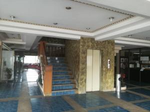 una hall con scale blu in un edificio di โรงแรมเชียงรุ่ง a Chiang Rai