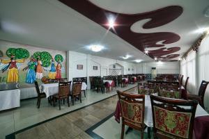 Hotel Osh-Nuru tesisinde bir restoran veya yemek mekanı