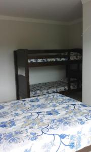 Condominio Brasil Coroa tesisinde bir odada yatak veya yataklar