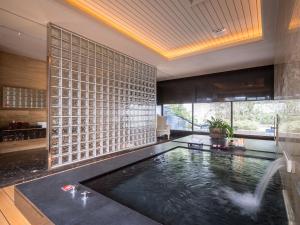 Großes Zimmer mit einem Pool mit Springbrunnen in der Unterkunft Mulan Motel in Taichung