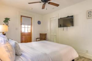 Krevet ili kreveti u jedinici u okviru objekta Key West Harbor Inn - Adults Only