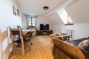 a living room with a table and a couch at Schloß Auerbach Kleine Ferienwohnung in Bensheim