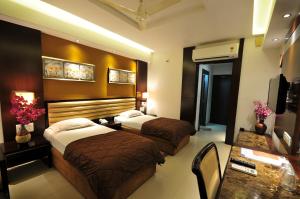 Hotel Surabhi Regency客房内的一张或多张床位