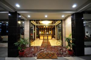 Hotel Surabhi Regency的门面或入口