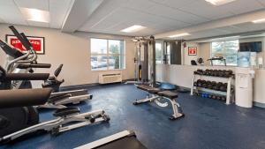 Fitness centrum a/nebo fitness zařízení v ubytování Best Western PLUS Franklin Square Inn