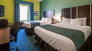 Best Western Plus Carrizo Springs Inn & Suites客房内的一张或多张床位