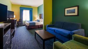 Best Western Plus Carrizo Springs Inn & Suites客房内的一张或多张床位