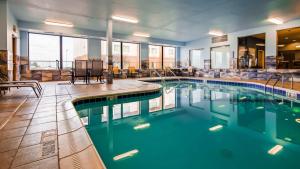 Una piscina en una habitación de hotel con en Best Western Troy Hotel, en Troy