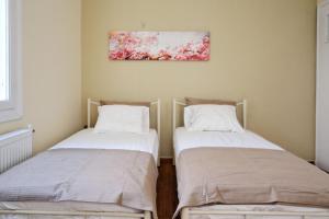 A bed or beds in a room at Kosta's Cottage House