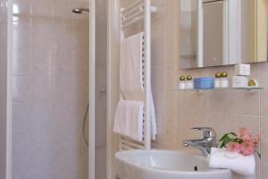 uma casa de banho com um lavatório e um chuveiro em Hotel La Residenza em Veneza