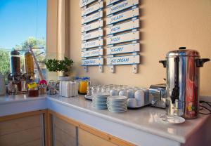 カマリにあるVilla Angiraのカップ&プレートカウンター、コーヒーメーカー