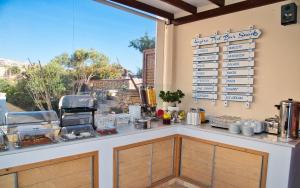 un café avec un comptoir et une vitrine dans l'établissement Villa Angira, à Kamari