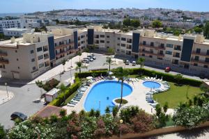 une vue aérienne sur une grande piscine d'une ville dans l'établissement LAGOS MARINA Apartment, à Lagos