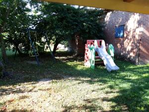 un parque infantil en un patio con tobogán en Barone Rosso en Treviso