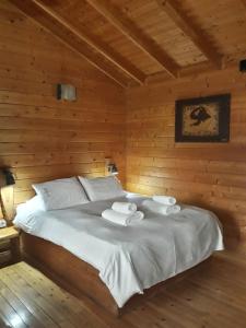a bed in a wooden room with two plates on it at פסגת מתת Pisgat mattat in Mattat