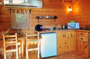 una cucina con frigorifero e tavolo con sedie di פסגת מתת Pisgat mattat a Mattat