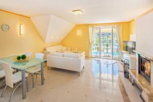 a living room with a table and a couch at Villa Europa in Heringsdorf