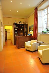 uma sala de estar com piso em azulejo laranja em B&B Il Seminario em Lucca