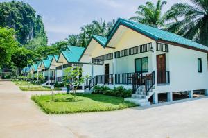 szereg domów w ośrodku wypoczynkowym w obiekcie Changsi Resort-Krabi w mieście Krabi