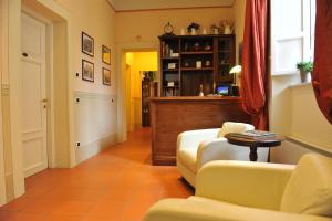 a living room filled with furniture and a window at B&B Il Seminario in Lucca