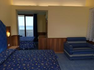 Postel nebo postele na pokoji v ubytování Kalos Hotel