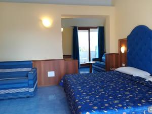 Postel nebo postele na pokoji v ubytování Kalos Hotel