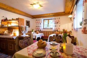 a dining room with a table and a kitchen with two tables at Garni Ferwall inklusive Silvrettacard in Galtür