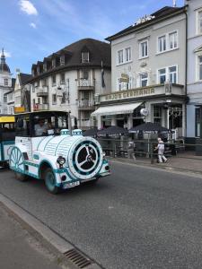 um carro velho dirigindo por uma rua da cidade em Hajo´s Germania Lodge & Irish Pub em Rüdesheim am Rhein