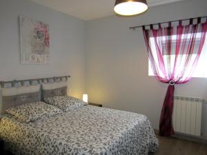 ClermontにあるGîte de Marcadéのベッドルーム1室(ベッド1台、赤いカーテン付)
