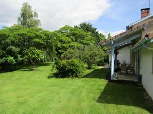 ClermontにあるGîte de Marcadéの木々と芝生の家の隣の庭
