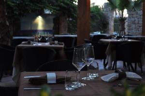 サン・ヴィート・ロ・カーポにあるKrimar Hotelのワイングラスをかけたレストランのテーブル