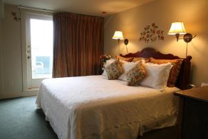 紐波特的住宿－菲茨羅伊酒店，一间卧室设有一张大床和一个窗户。