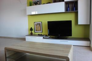 En TV eller et underholdningssystem på Ocean View Apartment